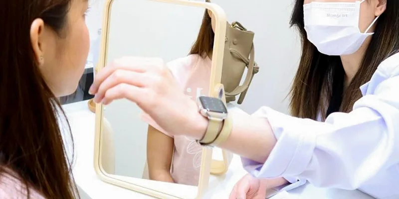 Nên tái khám nếu có đau tăng, sưng đỏ, chảy dịch, mặt lệch rõ, lộ chỉ hoặc các dấu hiệu bất thường sau căng chỉ.