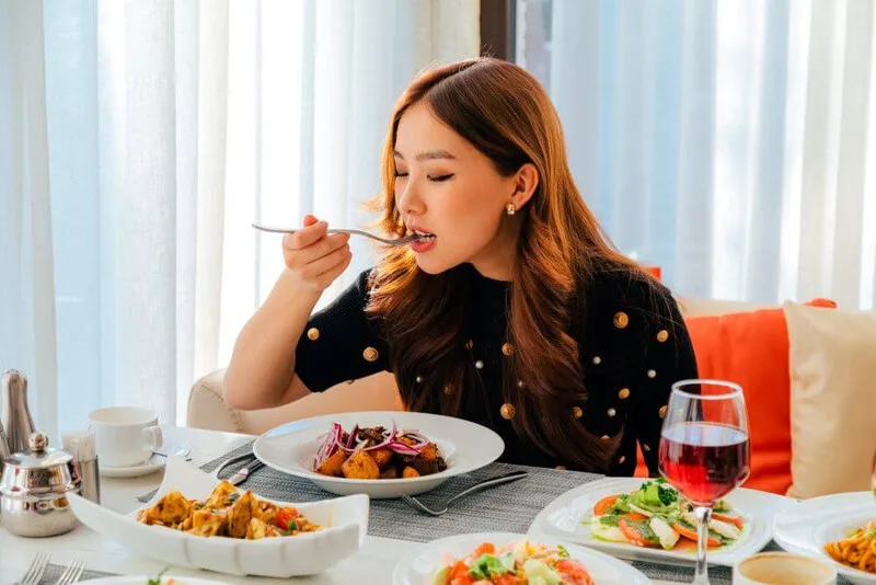 Ăn chậm và nhai kỹ giúp dạ dày làm việc nhẹ nhàng hơn, hạn chế cảm giác đầy bụng sau bữa ăn.