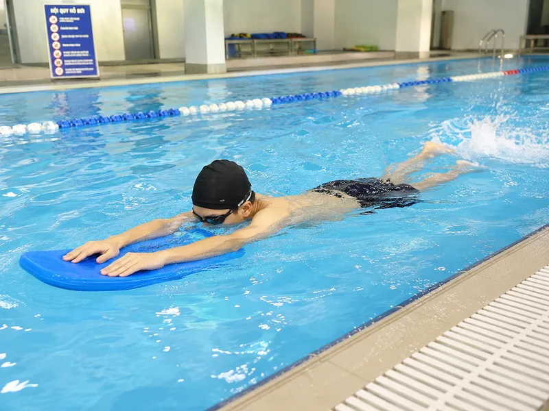 Tập chân riêng với phao giúp người mới kiểm soát biên độ đạp và giữ cơ thể nổi tốt hơn.