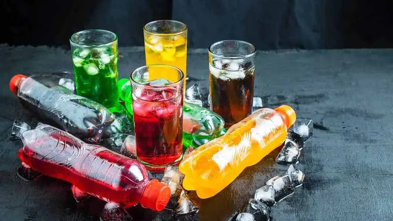 Rượu bia, nước ngọt, trà sữa và nước tăng lực là những đồ uống nên hạn chế để bảo vệ sức khỏe gan.